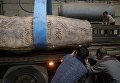 Рабочие закрепляют элементы конструкции монумента Стена скорби перед началом его транспортировки к месту установки в Москве Рабочие закрепляют элементы конструкции монумента Стена скорби перед началом его транспортировки к месту установки в Москве