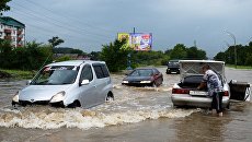 Автомобили на затопленной улице Уссурийска. 7 августа 2017 Автомобили на затопленной улице Уссурийска. 7 августа 2017