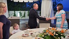 Президент РФ Владимир Путин во время встречи с семьей жительницы Ижевска Анастасии Вотинцевой в Сочи. 8 августа 2017 Президент РФ Владимир Путин во время встречи с семьей жительницы Ижевска Анастасии Вотинцевой в Сочи. 8 августа 2017