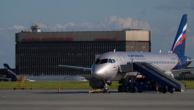 Самолет Sukhoi Superjet 100 в аэропорту Шереметьево в Москве. Архивное фото