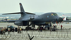 Стратегический бомбардировщик ВВС США B-1B Lancer на базе ВВС США Осан в Пхентхэке, Южная Корея Стратегический бомбардировщик ВВС США B-1B Lancer на базе ВВС США Осан в Пхентхэке, Южная Корея