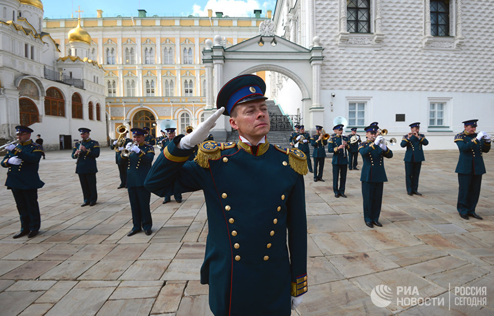 Дирижер Президентского оркестра Евгений Никитин во время развода конного караула, в рамках подготовки к фестивалю Спасская башня Дирижер Президентского оркестра Евгений Никитин во время развода конного караула, в рамках подготовки к фестивалю Спасская башня