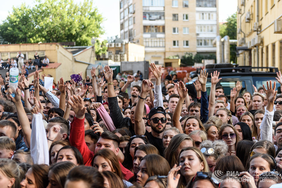 Желающие участвовать в кастинге Новой Фабрики звезд в Москве Желающие участвовать в кастинге Новой Фабрики звезд в Москве