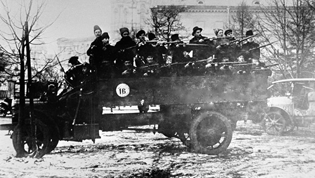 Отряд вооруженных красногвардейцев на грузовике в дни Октябрьской революции. Петроград