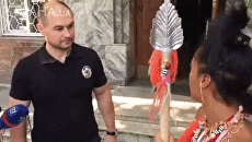 В Киеве активистка Femen пришла на допрос с копьем. 15.08.2017 В Киеве активистка Femen пришла на допрос с копьем. 15.08.2017