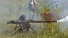 Украинские военные стреляют из гранатомета. Архивное фото Украинские военные стреляют из гранатомета. Архивное фото