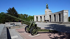 Военный мемориал в берлинском парке Тиргартен. Архивное фото Военный мемориал в берлинском парке Тиргартен. Архивное фото