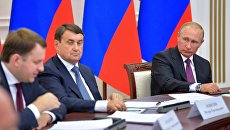 резидент РФ Владимир Путин на совещании по вопросам развития транспортной инфраструктуры Северо-Запада России. 16 августа 2017 резидент РФ Владимир Путин на совещании по вопросам развития транспортной инфраструктуры Северо-Запада России. 16 августа 2017