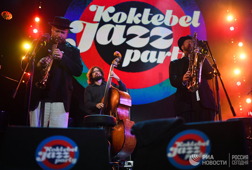 Музыканты коллектива Brill Family во время выступления на фестивале Koktebel Jazz Party 2017 Музыканты коллектива Brill Family во время выступления на фестивале Koktebel Jazz Party 2017