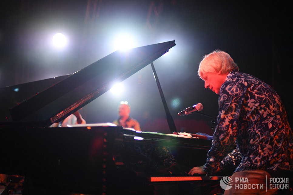 Музыкант Андрей Кондаков во время выступления на фестивале Koktebel Jazz Party 2017 Музыкант Андрей Кондаков во время выступления на фестивале Koktebel Jazz Party 2017