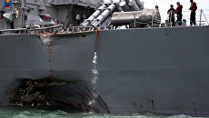 Эсминец ВМС США Джон Маккейн после столкновения с торговым судном. 21 августа 2017 Эсминец ВМС США Джон Маккейн после столкновения с торговым судном. 21 августа 2017