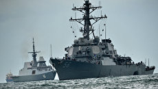 Эсминец ВМС США Джон Маккейн после столкновения с торговым судном. 21 августа 2017 Эсминец ВМС США Джон Маккейн после столкновения с торговым судном. 21 августа 2017