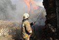 Сотрудник противопожарной службы МЧС России во время ликвидации пожара в Ростове-на-Дону Сотрудник противопожарной службы МЧС России во время ликвидации пожара в Ростове-на-Дону