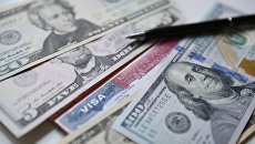 Денежные купюры США и американская виза. Архивное фото Денежные купюры США и американская виза. Архивное фото