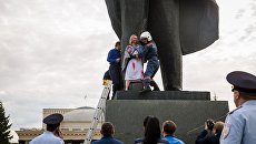 Жительница Новосибирска приковала себя цепями к памятнику Ленина Жительница Новосибирска приковала себя цепями к памятнику Ленина