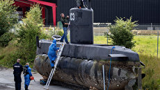 Полицейские обследуют подлодку Nautilus в порту Копенгагена. Архивное фото Полицейские обследуют подлодку Nautilus в порту Копенгагена. Архивное фото