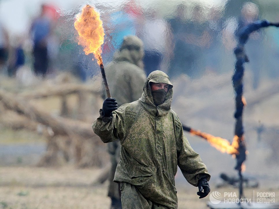 Военнослужащие во время показательных выступлений в рамках Международного военно-технического форума Южного округа Армия-2017 на полигоне Кадамовский в Ростовской области Военнослужащие во время показательных выступлений в рамках Международного военно-технического форума Южного округа Армия-2017 на полигоне Кадамовский в Ростовской области