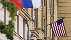 Флаги России и США. Архивное фото Флаги России и США. Архивное фото