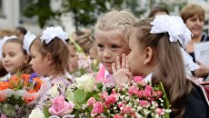 Ученики на торжественной линейке в школе №1048 Москвы. Архивное фото Ученики на торжественной линейке в школе №1048 Москвы. Архивное фото