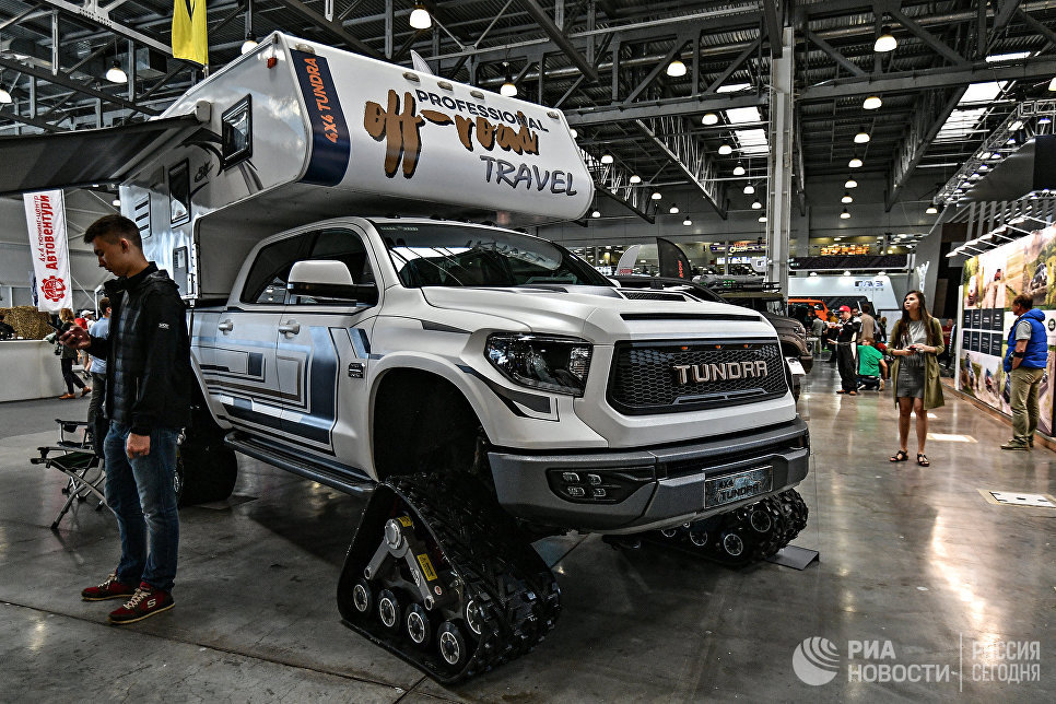 Автомобиль Toyota Tundra на гусеничном ходу представлен на Международной выставке внедорожников, кроссоверов и вездеходов Moscow Off-road Show - 2017 Автомобиль Toyota Tundra на гусеничном ходу представлен на Международной выставке внедорожников, кроссоверов и вездеходов Moscow Off-road Show - 2017