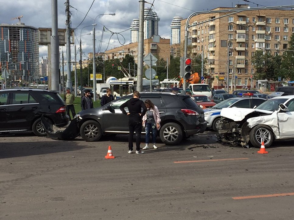 Легкое дтп. Мичуринский проспект авария. Три автомобиля столкнулись на западе Москвы..