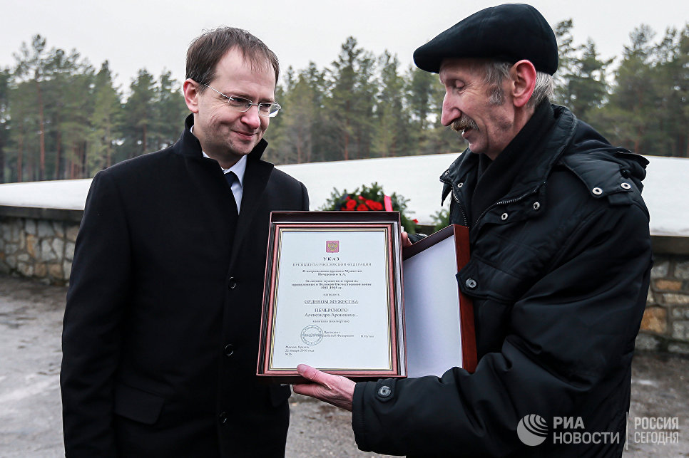 Министр культуры России Владимир Мединский (слева) во время вручения указа президента РФ о награждении орденом Мужества капитана Александра Печерского (посмертно) начальнику музея-мемориала Собибор Кшистову Сквировскому Министр культуры России Владимир Мединский (слева) во время вручения указа президента РФ о награждении орденом Мужества капитана Александра Печерского (посмертно) начальнику музея-мемориала Собибор Кшистову Сквировскому