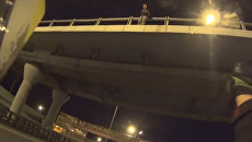Не делай этого! - мотоциклист отговорил мужчину от прыжка с автомобильно моста Не делай этого! - мотоциклист отговорил мужчину от прыжка с автомобильно моста