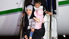 Во время встречи российских детей и женщин, возвращенных из Ирака, в аэропорту Грозного. 1 сентября 2017 Во время встречи российских детей и женщин, возвращенных из Ирака, в аэропорту Грозного. 1 сентября 2017