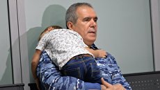 Полномочный представитель Чеченской Республики при президенте РФ Зияд Сабсаби с ребенком, возвращенном из Ирака, в аэропорту Грозного. 1 сентября 2017 Полномочный представитель Чеченской Республики при президенте РФ Зияд Сабсаби с ребенком, возвращенном из Ирака, в аэропорту Грозного. 1 сентября 2017