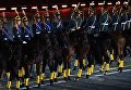 Военнослужащие конных караулов Президентского полка на торжественной церемонии закрытия X Международного военно-музыкального фестиваля Спасская башня в Москве Военнослужащие конных караулов Президентского полка на торжественной церемонии закрытия X Международного военно-музыкального фестиваля Спасская башня в Москве