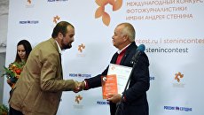 Генеральный директор МИА Россия сегодня Дмитрий Киселев на церемонии награждения финалистов Международного конкурса фотожурналистики имени Андрея Стенина в Центре фотографии имени братьев Люмьер в Москве Генеральный директор МИА Россия сегодня Дмитрий Киселев на церемонии награждения финалистов Международного конкурса фотожурналистики имени Андрея Стенина в Центре фотографии имени братьев Люмьер в Москве
