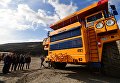 С 2011 года на Солнцевском разрезе работают карьерные самосвалы БелАЗ- 75131 грузоподъемностью 130 тонн, доставленные на остров из Белоруссии С 2011 года на Солнцевском разрезе работают карьерные самосвалы БелАЗ- 75131 грузоподъемностью 130 тонн, доставленные на остров из Белоруссии