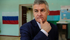 Временно исполняющий обязанности главы Республики Карелия Артур Парфенчиков на избирательном участке в единый день голосования. 10 сентября 2017 Временно исполняющий обязанности главы Республики Карелия Артур Парфенчиков на избирательном участке в единый день голосования. 10 сентября 2017