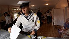 Курсанты Нахимовского военно-морского училища в единый день голосования на избирательном участке в Севастополе. 10 сентября 2017 Курсанты Нахимовского военно-морского училища в единый день голосования на избирательном участке в Севастополе. 10 сентября 2017