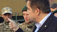 Михаил Саакашвили разговаривает с пограничниками на контрольно-пропускном пункте Шегини на украинско-польской границе. 10 сентября 2017 Михаил Саакашвили разговаривает с пограничниками на контрольно-пропускном пункте Шегини на украинско-польской границе. 10 сентября 2017
