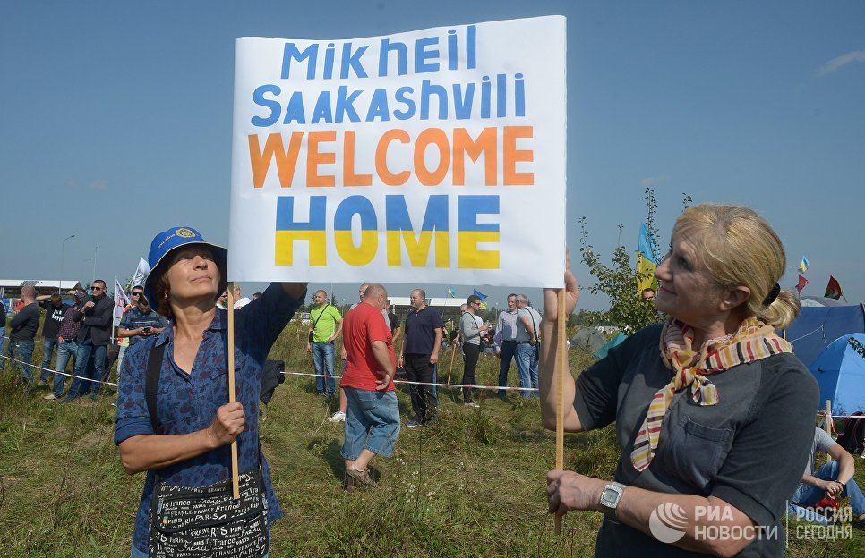 У пункта пропуска Краковец на украинско-польской границе, где собирается пересечь границу бывший президент Грузии, экс-губернатор Одесской области Михаил Саакашвили У пункта пропуска Краковец на украинско-польской границе, где собирается пересечь границу бывший президент Грузии, экс-губернатор Одесской области Михаил Саакашвили