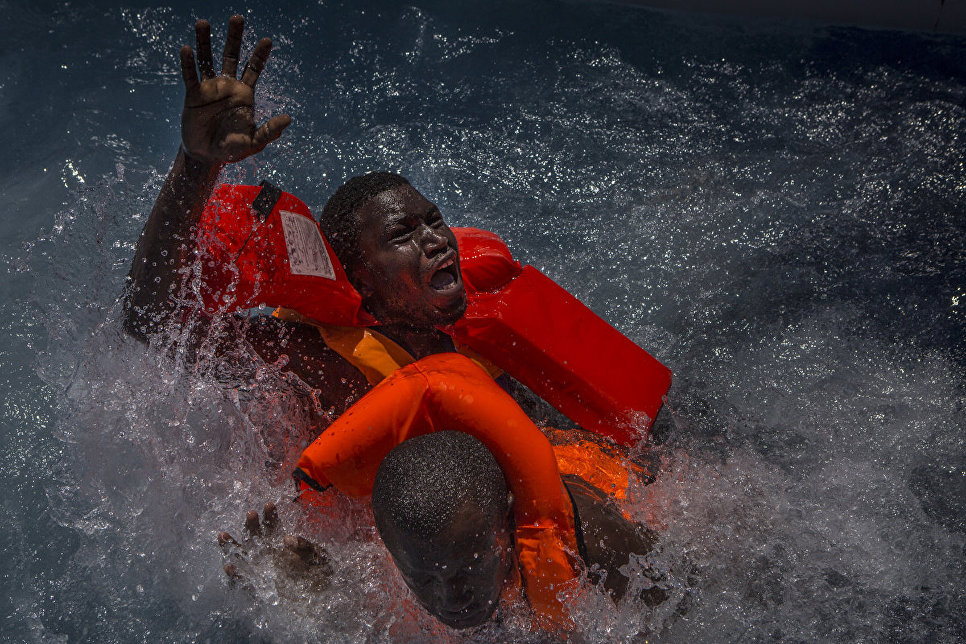Работа фотографа из Великобритании Mathieu Willcocks Mediterranean Migration в категории Фотожурналистика, вошедшая в шорт-лист Felix Schoeller Photo Award 2017 Работа фотографа из Великобритании Mathieu Willcocks Mediterranean Migration в категории Фотожурналистика, вошедшая в шорт-лист Felix Schoeller Photo Award 2017