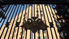 Герб на ограде здания министерства обороны РФ. Архивное фото Герб на ограде здания министерства обороны РФ. Архивное фото