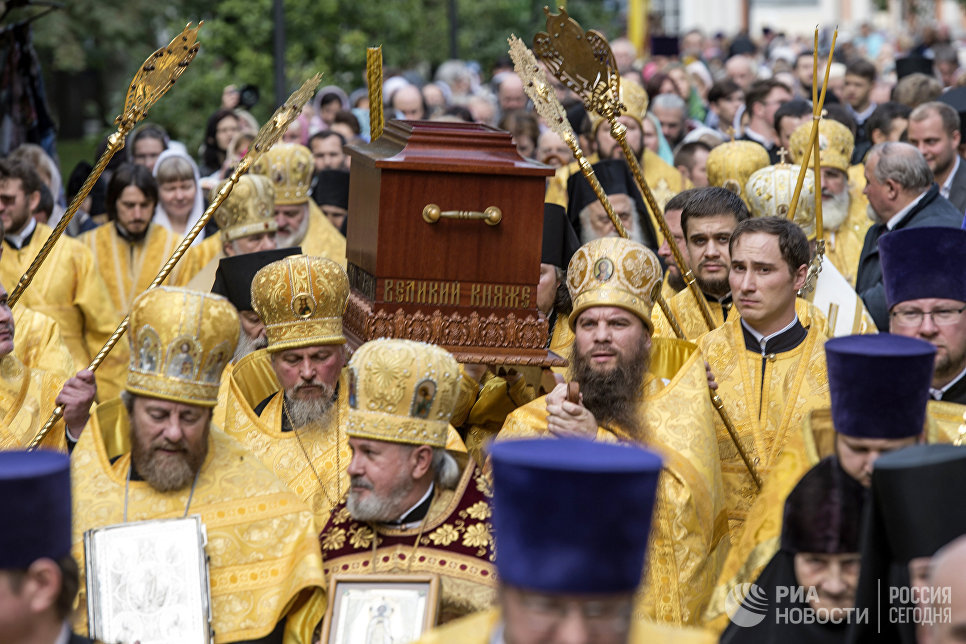 Во время крестного хода в честь дня перенесения мощей святого благоверного князя Александра Невского в Санкт-Петербурге Во время крестного хода в честь дня перенесения мощей святого благоверного князя Александра Невского в Санкт-Петербурге