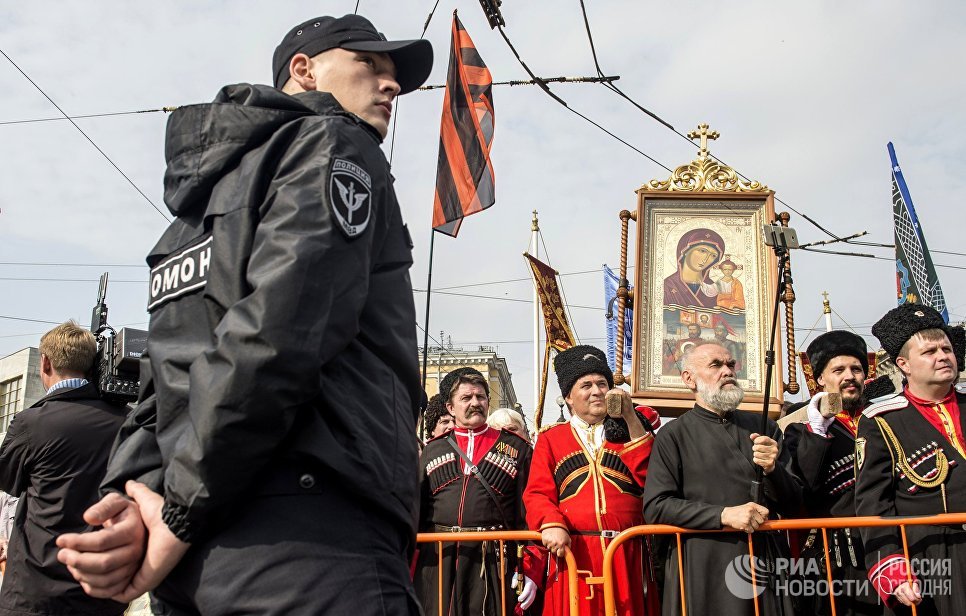 Во время крестного хода в честь дня перенесения мощей святого благоверного князя Александра Невского в Санкт-Петербурге Во время крестного хода в честь дня перенесения мощей святого благоверного князя Александра Невского в Санкт-Петербурге