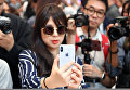 Девушка тестирует новый iPhone X в штаб-квартире Apple в Купертино Девушка тестирует новый iPhone X в штаб-квартире Apple в Купертино