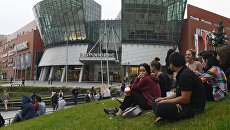 Горожане у торгового центра Метрополис в Москве. 13 сентября 2017 Горожане у торгового центра Метрополис в Москве. 13 сентября 2017