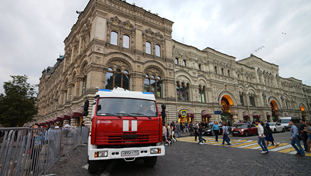Пожарная автомашина у ГУМа в Москве после сообщения о минировании. Архивное фото
