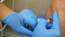 Медсестра одной из поликлиник во время вакцинации против гриппа. Архивное фото Медсестра одной из поликлиник во время вакцинации против гриппа. Архивное фото