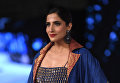 Показ коллекции Sanam Chaudhry на Неделе моды в Карачи, Пакистан Показ коллекции Sanam Chaudhry на Неделе моды в Карачи, Пакистан