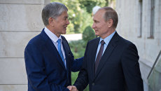 Владимир Путин и президент Киргизии Алмазбек Атамбаев во время встречи. 14 сентября 2017 Владимир Путин и президент Киргизии Алмазбек Атамбаев во время встречи. 14 сентября 2017