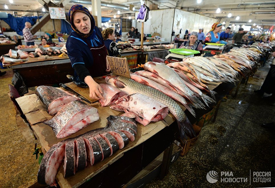 Купить рыбу в саратове. Рыбный рынок в Махачкале. Рыба на рынке. Рыбий рынок. Рыбный рынок в Дагестане.