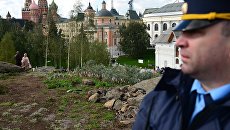 Охранник в природно-ландшафтном парке Зарядье в Москве Охранник в природно-ландшафтном парке Зарядье в Москве