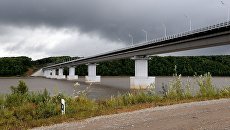 Мост на остров Большой Уссурийский через реку Амур в Хабаровском крае. Архивное фото Мост на остров Большой Уссурийский через реку Амур в Хабаровском крае. Архивное фото