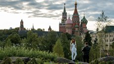 Посетители на территории природно-ландшафтного парка Зарядье в Москве Посетители на территории природно-ландшафтного парка Зарядье в Москве